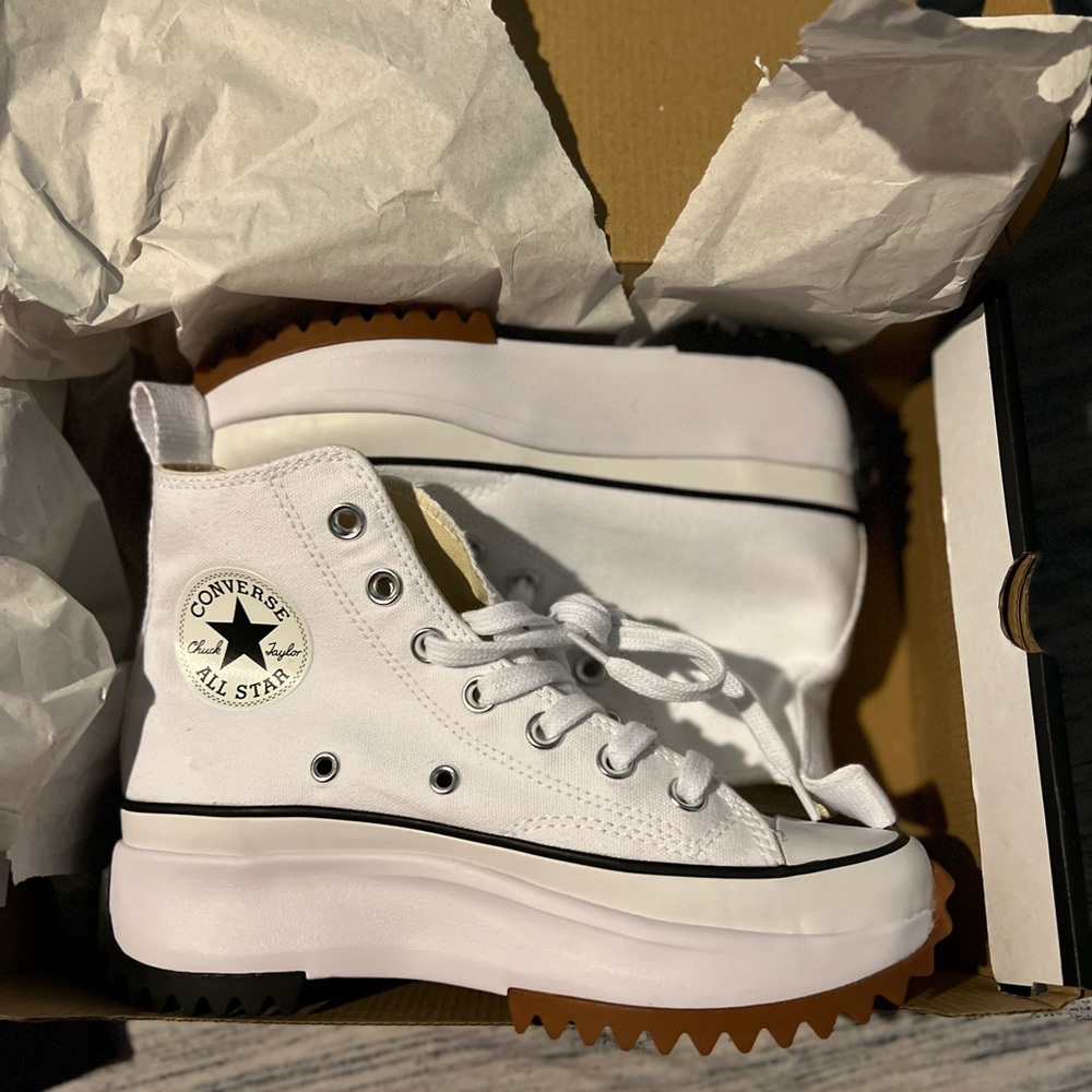 White converse sneakers Size 6 never worn Preferred different color and size